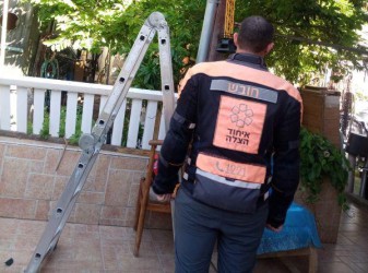 בת 80 נהרגה כתוצאה מנפילה מסולם בנתניה