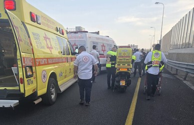 כביש 2: שלושה נפגעים בתאונה בין שלושה כלי רכב - מצבם בינוני