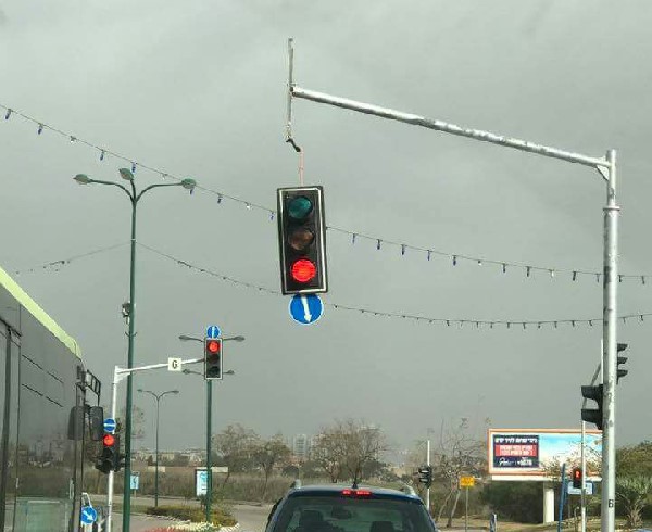 נזקי חורף בנתניה | תמונה: פייסבוק הרמזור והחץ מעניקים פרשנות משלהם לביטוי: התהפכו היוצרות