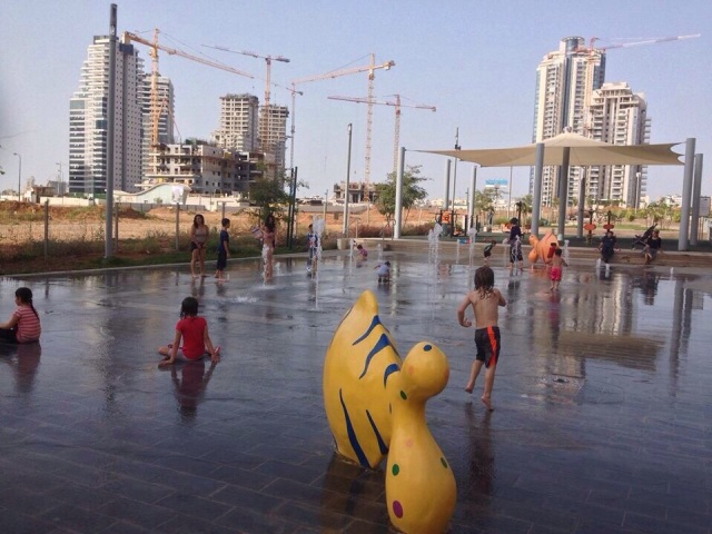 הציר הכחול המחלוקת סביב פעילות המזרקות בציר הכחול עולה מדרגה