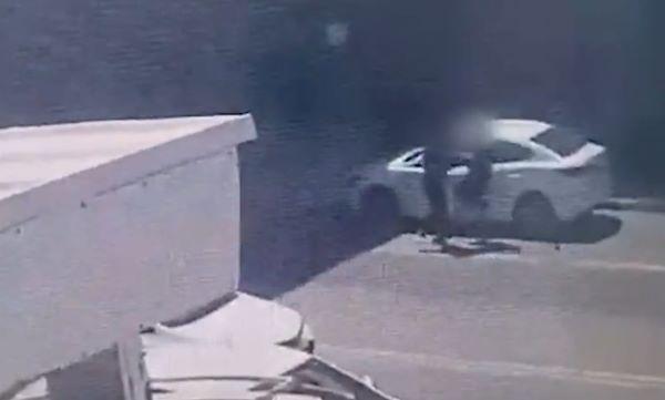 עובדת התעמתה עם שודד ויצאה עם שברים ופציעות (וידאו) עובדת התעמתה עם שודד ויצאה עם שברים ופציעות (וידאו)