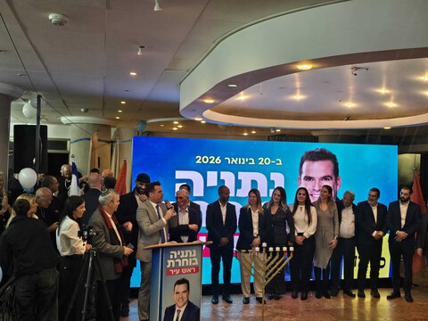  מאות תושבים הגיעו להדלקת עם אבי סלמה 