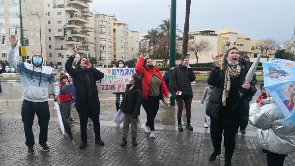 הפגנה מול ביתה של ראש העיר על אף ההחרגה שכונת אגמים מוגדרת כתומה