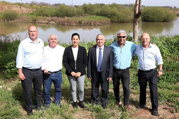 מימין לשמאל: טל גורקי, אלי ברכה, אלי דלל, ד"ר גלית שאול, ניסים אלמון, עמיר ריטוב נחנך אגמון פולג ליד מושב אודים