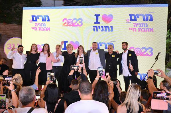 חדשות מקומיות - אלפי תומכים בכנס של ראש העיר מרים פיירברג איכר