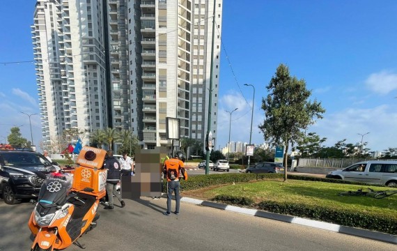  רוכב אופניים נפגע מרכב ברחוב שלום עליכם בנתניה 