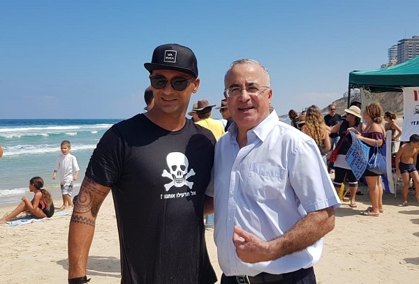 חדשות מקומיות - "נתנייתים תתעוררו מסרטנים לנו את הים"