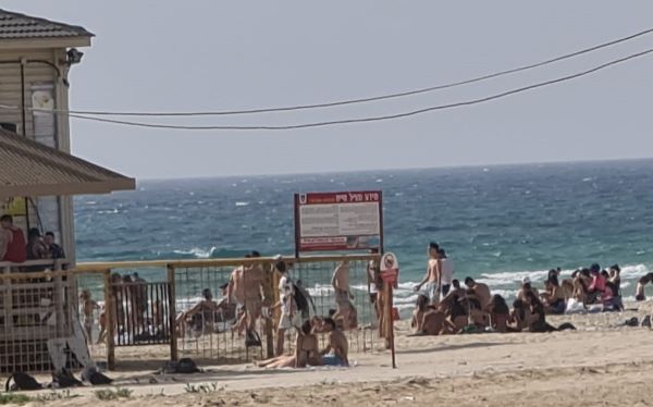 אלפים פקדו את חופי הרחצה בנתניה חרף האיסור