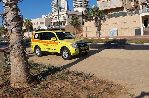 שד' בן עמי. דקות לאחר התרסקות המצנח | צילום: דוברות מד"א  צנחן נפצע בינוני בתאונת צניחה בנתניה