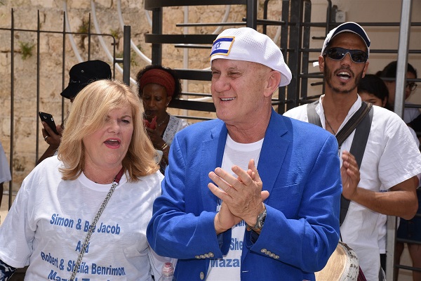 מעצב החנויות ראלף לורן וגאפ תורם לילדי נתניה