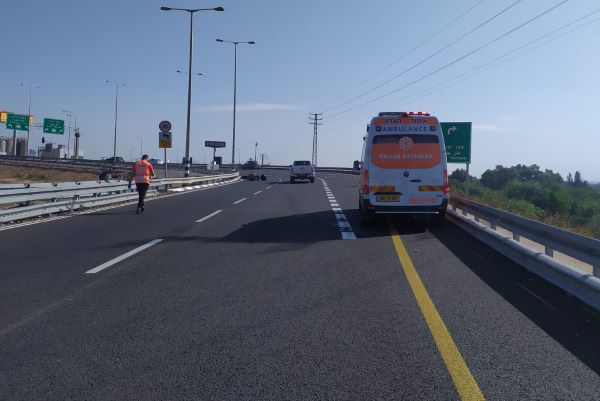 רוכב אופנוע התנגש במעקה בטיחות - מצבו בינוני