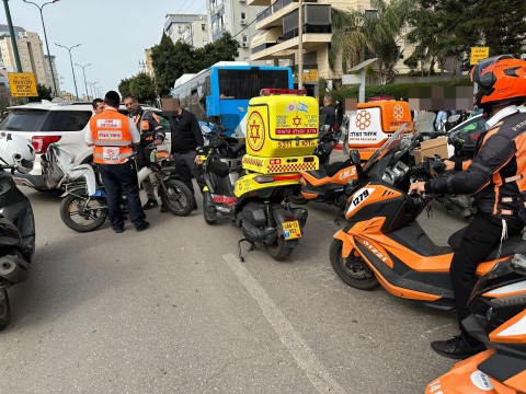 תאונה עם מעורבות רכב ואוטובוס בנתניה תאונה עם מעורבות רכב ואוטובוס בנתניה