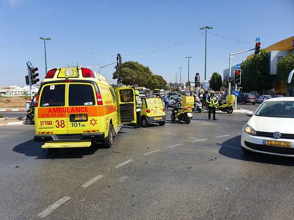 צילום: תיעוד מבצעי מד"א רוכב אופנוע נפגע באורח קשה מפגיעת רכב בנתניה