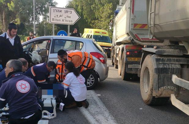 זירת האירוע | צילום: דוברות מד"א  הרוג ושלוש פצועות בתאונת דרכים בסמוך לביתן אהרון