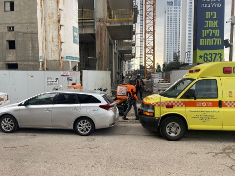 פועל נחבל בראשו באתר בנייה בנתניה פועל נחבל בראשו באתר בנייה בנתניה