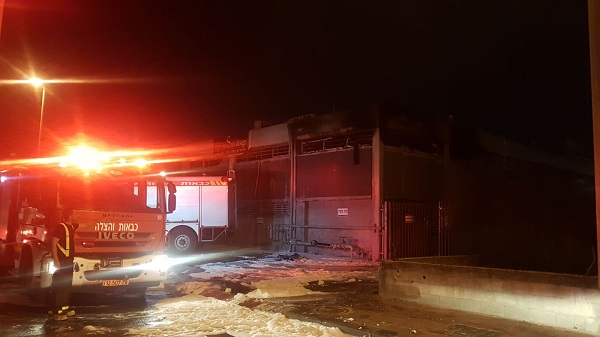 זירת האירוע | צילום: דוברות כיבוי אש נתניה שריפת מבנה באזור התעשייה החדש בנתניה