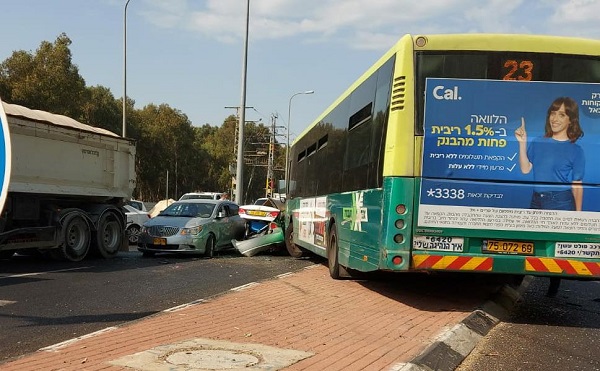 שישה פצועים בתאונה בצומת הכניסה לנתניה