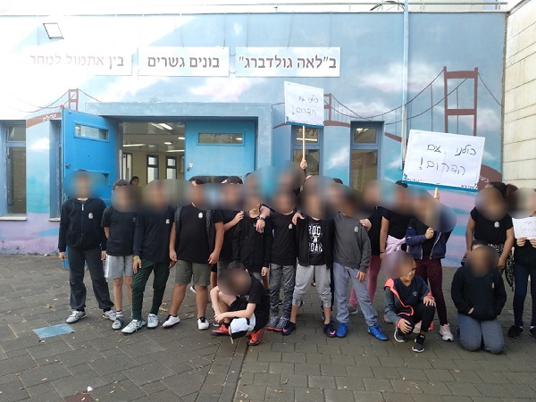פעילות קהילתית - דרום שחור - תלמידי נתניה מצטרפים למחאה