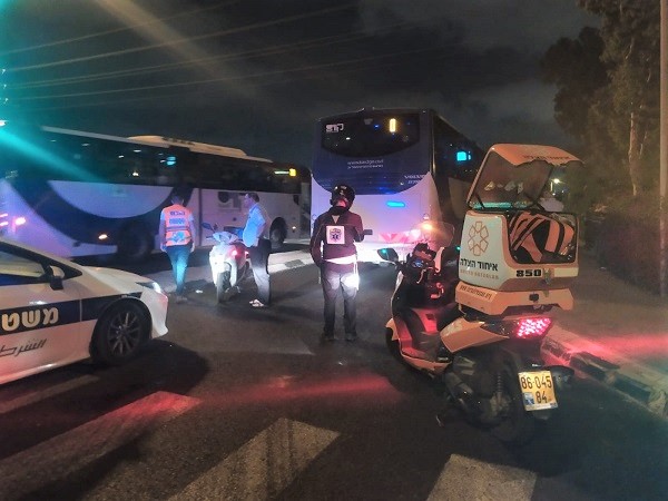 צילום: דוברות איחוד הצלה  רוכבת אופניים נפגעה מאוטובוס בנתניה, מצבה קשה