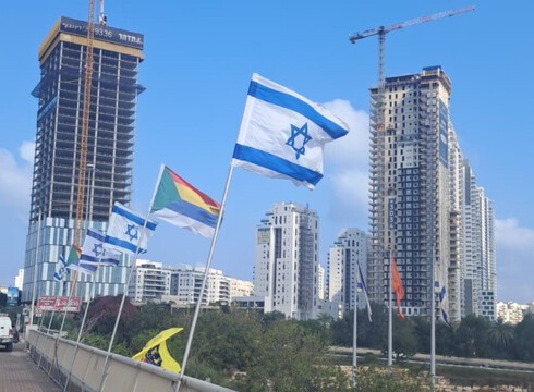  מחווה של אחדות: דגלי ישראל והעדה הדרוזית על גשרי נתניה