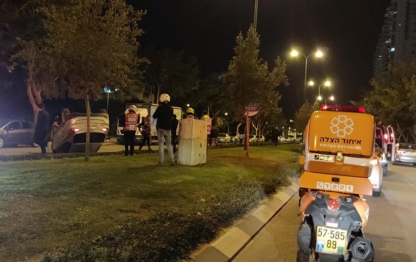 נתניה: התהפכות רכב ברחוב שמחה ארליך בעיר צילום: דוברות איחוד הצלה נתניה: התהפכות רכב ברחוב שמחה ארליך בעיר