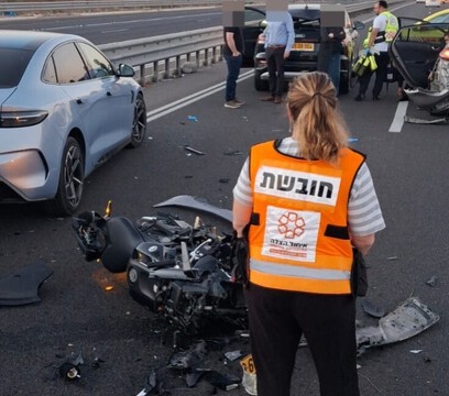 רוכב אופנוע נפצע בינוני בתאונה עם ארבעה רכבים בכביש 2 רוכב אופנוע נפצע בינוני בתאונה עם ארבעה רכבים בכביש 2