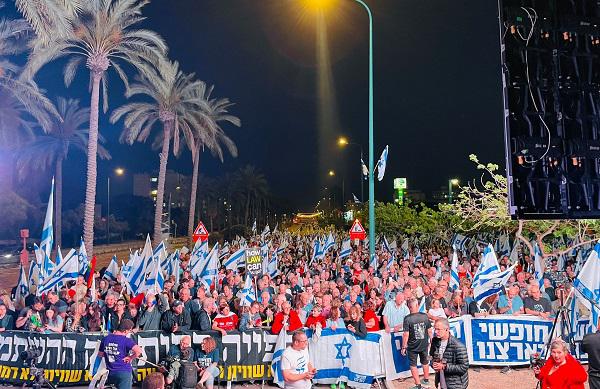 אלפי מפגינים נגד המהפכה המשפטית בנתניה אלפי מפגינים נגד המהפכה המשפטית בנתניה