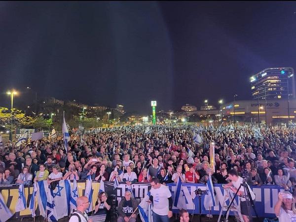 השבוע ה-12 להפגנות נגד המהפכה המשפטית בנתניה השבוע ה-12 להפגנות נגד המהפכה המשפטית בנתניה