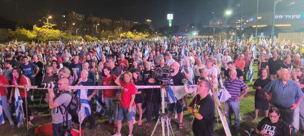 הפגנה נגד ההפיכה המשטרית התקיימה בנתניה הפגנה נגד ההפיכה המשטרית התקיימה בנתניה