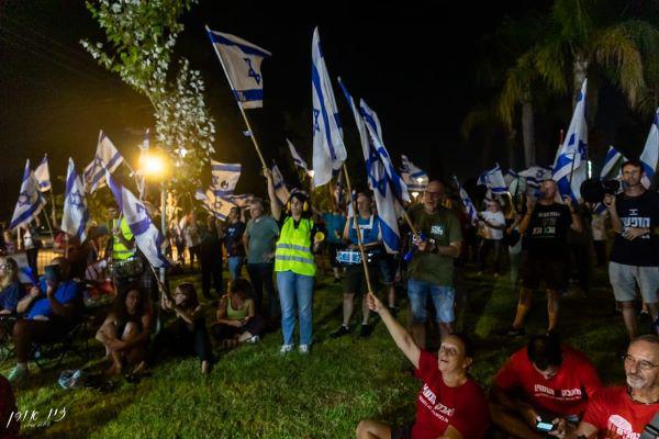 הפגנה מול ביתו של ח"כ מהליכוד אלי דלל הפגנה מול ביתו של ח"כ מהליכוד אלי דלל