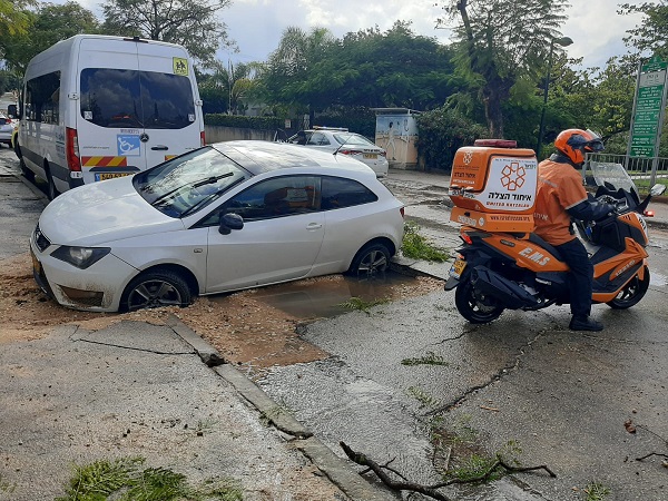 צילום: איחוד הצלה  צפו - רכב נתקע בבור שנפער בכביש בנתניה