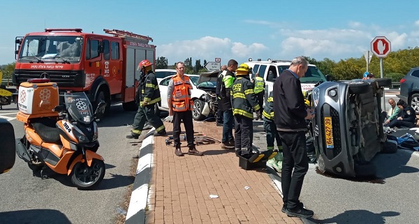 צילום: דוברות איחוד הצלה שלושה פצועים בתאונה בסמוך לצומת הרוא"ה