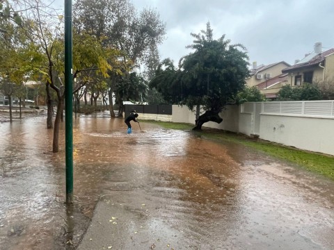  כתוצאה מהגשמים: הצפות ברחבי העיר נתניה