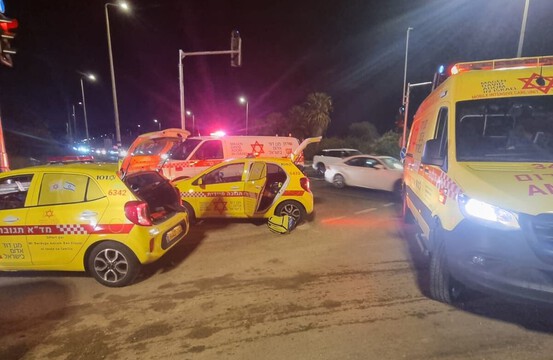  גבר נדקר בצומת חפר; המשטרה מחפשת אחר החשוד שנמלט