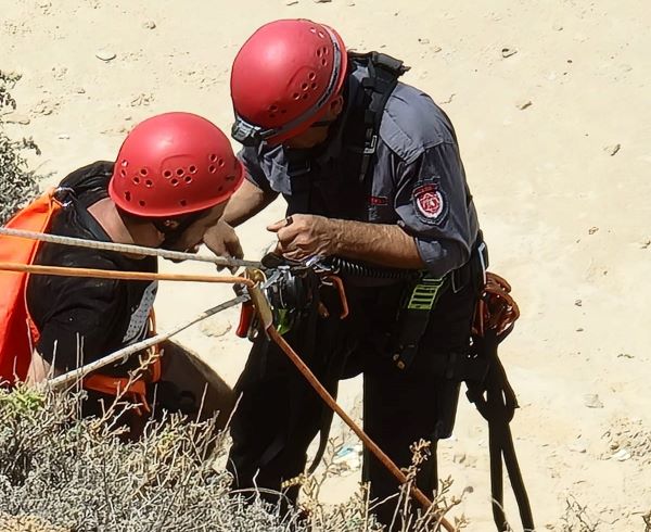 צילום: כיבוי והצלה צעיר נלכד על מצוק בחוף נתניה וחולץ בשלום