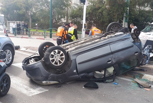 צילום | דוברות איחוד הצלה  רכב התהפך בכניסה לצומת פולג בעיר