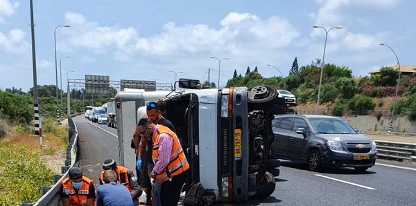 שני צעירים נפצעו כתוצאה מהתהפכות רכבם