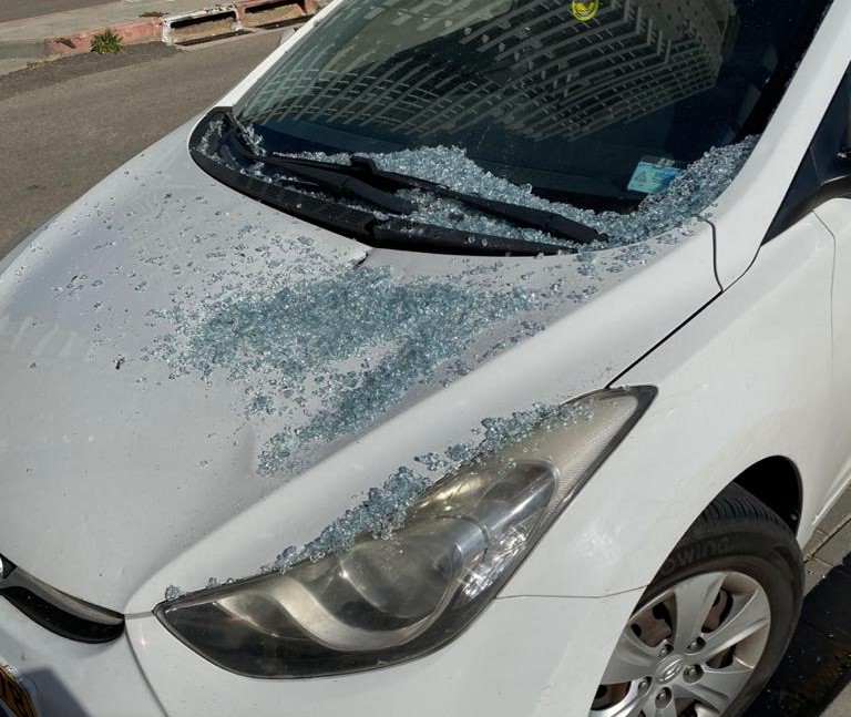 חלון התנתק מבניין והתרסק בסמוך להולכי רגל