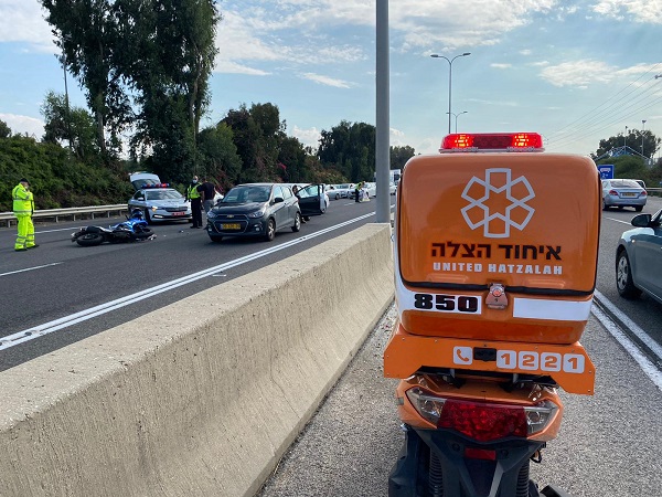 זירת האירוע | צילום: איחוד הצלה  רוכב אופנוע נפגע מרכב בכביש החוף, מצבו בינוני