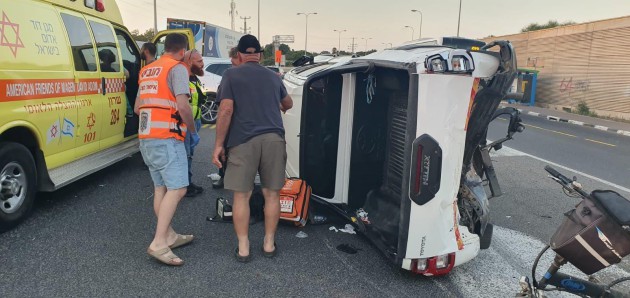 נהג רכב נפצע בינוני בתאונה בסמוך לרשפון נהג רכב נפצע בינוני בתאונה בסמוך לרשפון