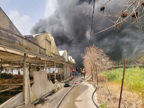 תיעוד מבצעי כבאות והצלה נתניה שריפה במחסן גדול בעמק חפר