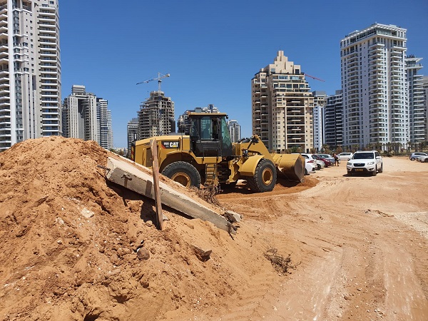 חדשות מקומיות - החפירות בחוף פולג: תשתית לבתי מלון או שמירה על הסביבה? 