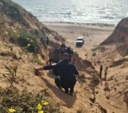 אישה חולצה ממצוק בירידה לחוף הים אישה חולצה ממצוק בירידה לחוף הים