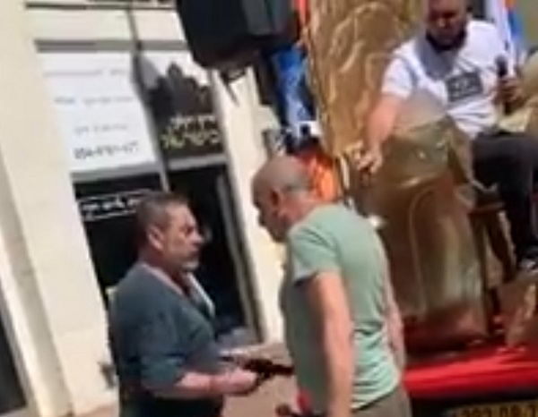 תיעוד: אזרח שולף אקדח על זמר בנתניה