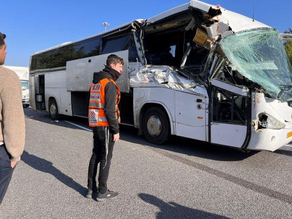  תאונה קשה בכביש 1 עם אוטובוס הסעות של ילדים מאבן יהודה 