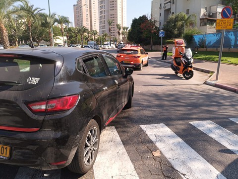הולכת רגל נפגעה מרכב ברחוב לוי אשכול בנתניה הולכת רגל נפגעה מרכב ברחוב לוי אשכול בנתניה