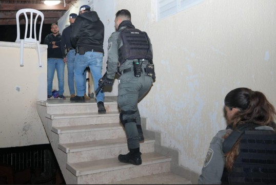 צפו: מעצר חשודים שהציתו משאיות קירור בנתניה צפו: מעצר חשודים שהציתו משאיות קירור בנתניה