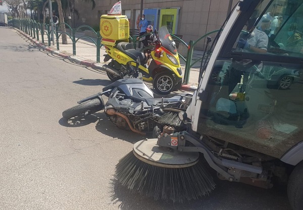 זירת האירוע | צילום: דוברות מד"א רוכבת אופנוע נפגעה מרכב ניקוי כבישים בנתניה
