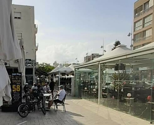 חבר מועצה האשים בעל עסק ב"גזל" מדרכה מהציבור