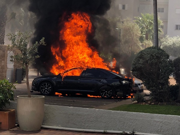 זירת האירוע | צילום: נתניה נט  רכב התפוצץ בחניון בניין מגורים בנתניה